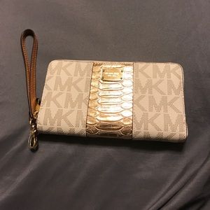 brand new michael korea wristlet