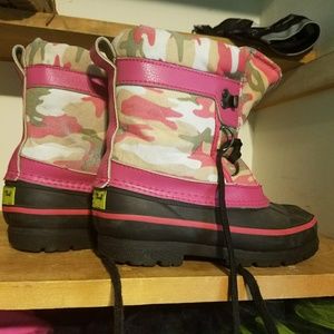 Girls camoflauge snow boots
