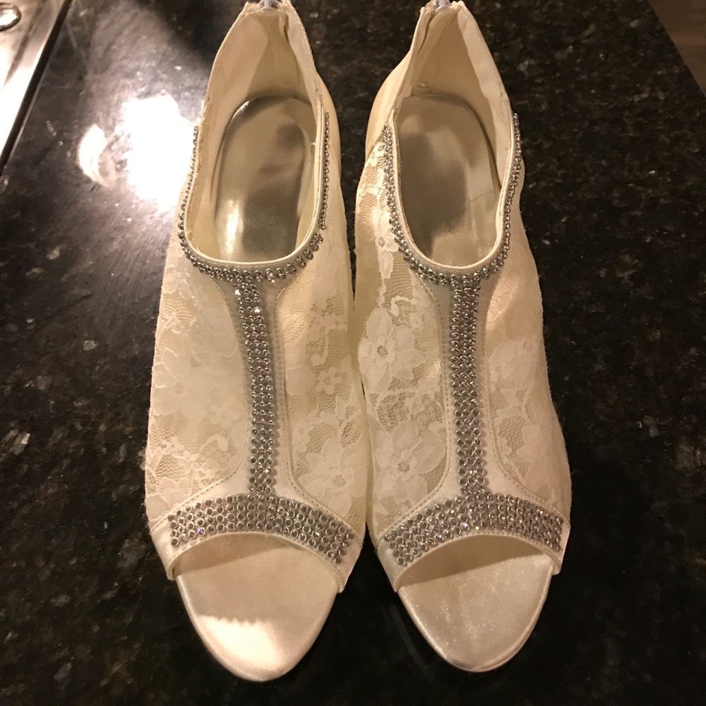 Bridal heels, white lace 🎉