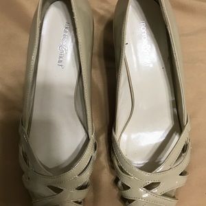 Nice Monroe & Main 3.3” heel size 8.5M beige shoes