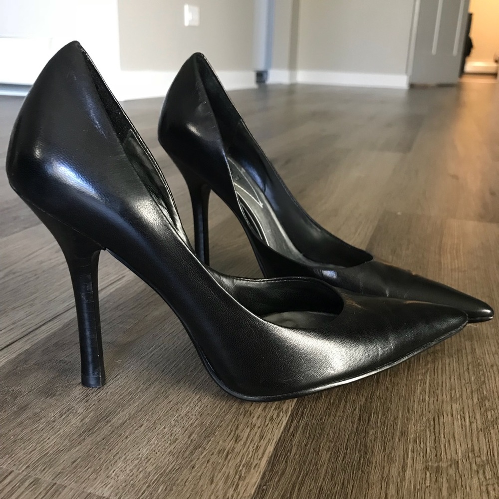 Guess black leather pumps