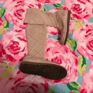Cream knitted ugg boots!