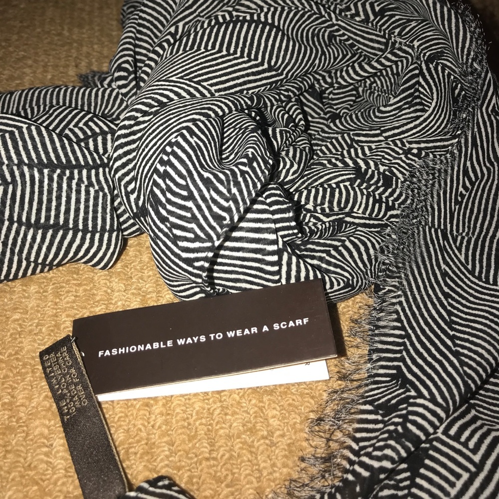 NWT.. scarf from the limited!