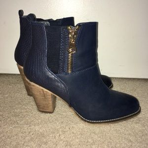 ALDO Franceline Zipper Ankle Boots 7.5