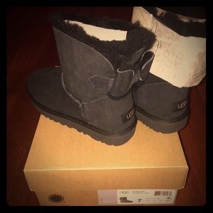 UGG size 7 W Naveah Boots original $170.00