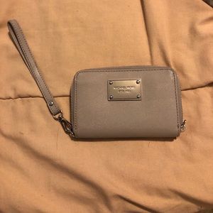 PRICE DROP NEEDS TO GO❗️Michael Kors wristlet ❗️