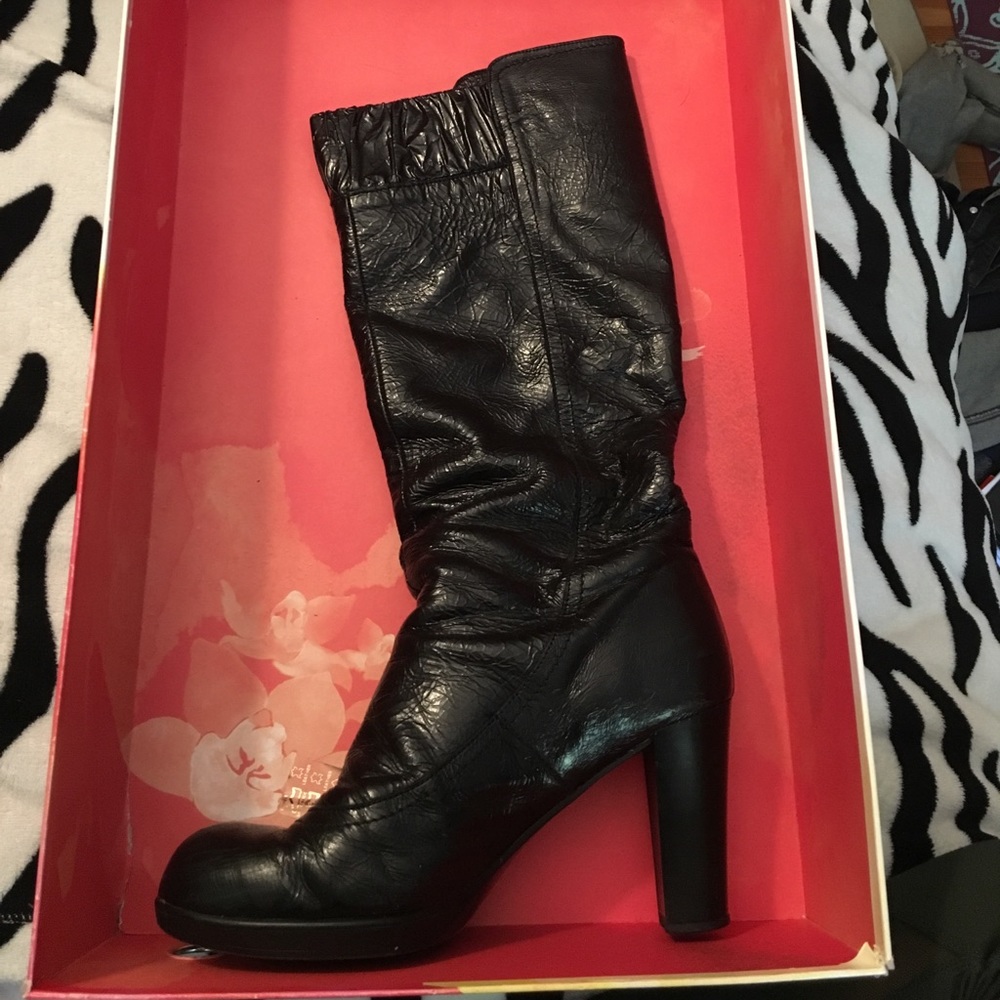 Black leather boots with heel.