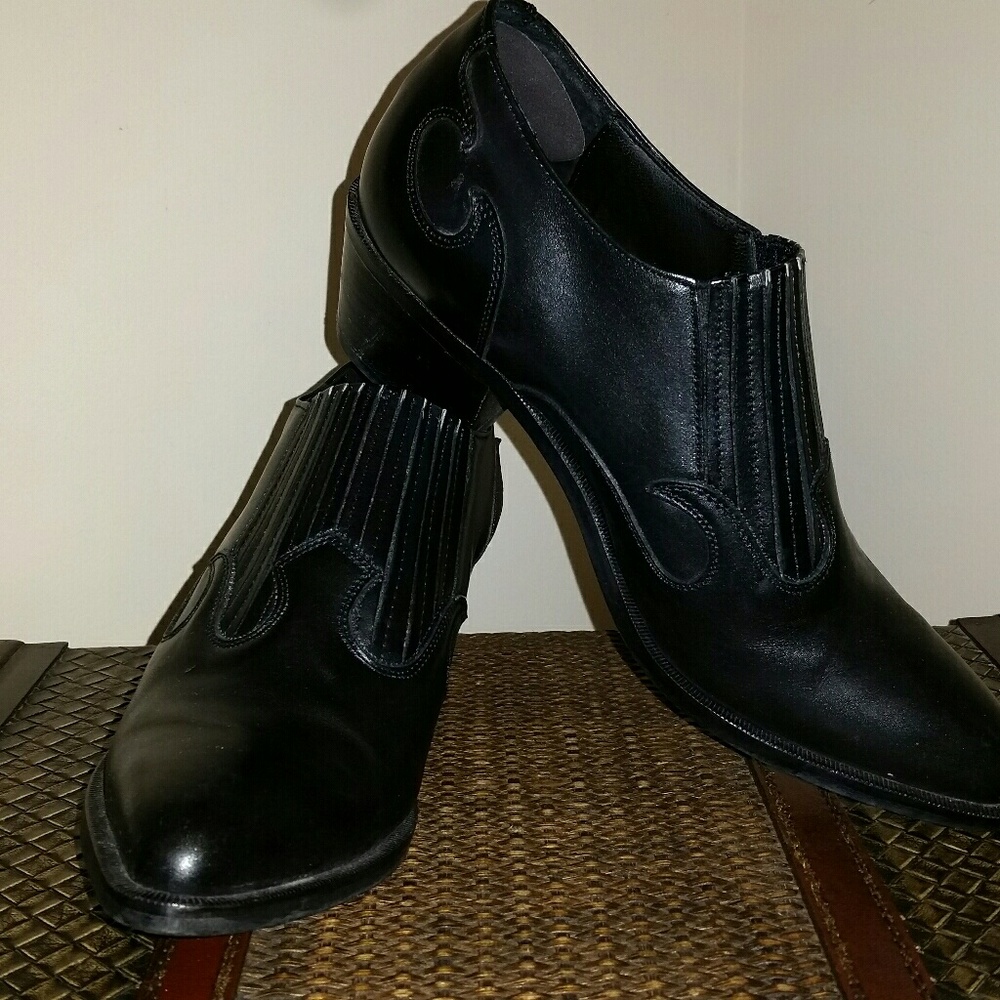 Beautiful black western style ankle shoes