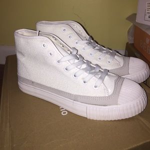 BRAND NEW white stylish sneakers