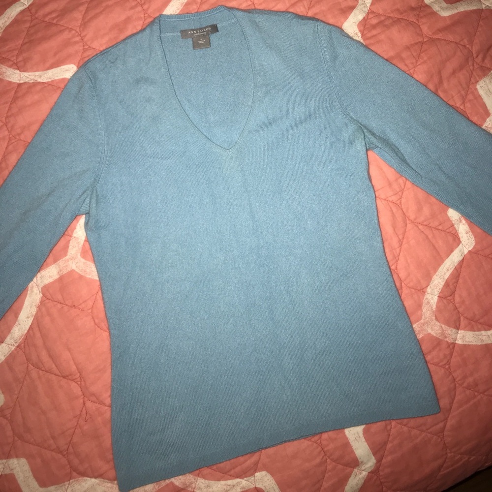 Ann Taylor 100% cashmere v neck sweater
