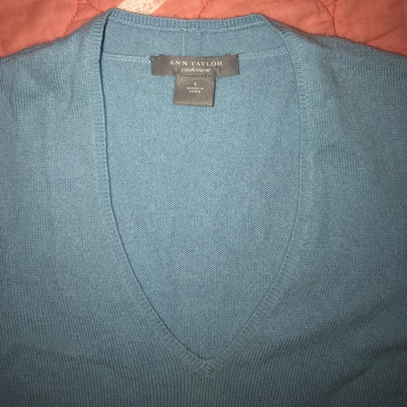 Ann Taylor 100% cashmere v neck sweater - Picture 2 of 3