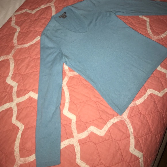 Ann Taylor 100% cashmere v neck sweater - Picture 3 of 3