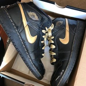 Jordan retro 1s metallic black and gold