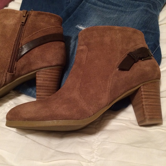 Look NEW Tan Suede Ankle Booties - sz 7.5 - Picture 2 of 4