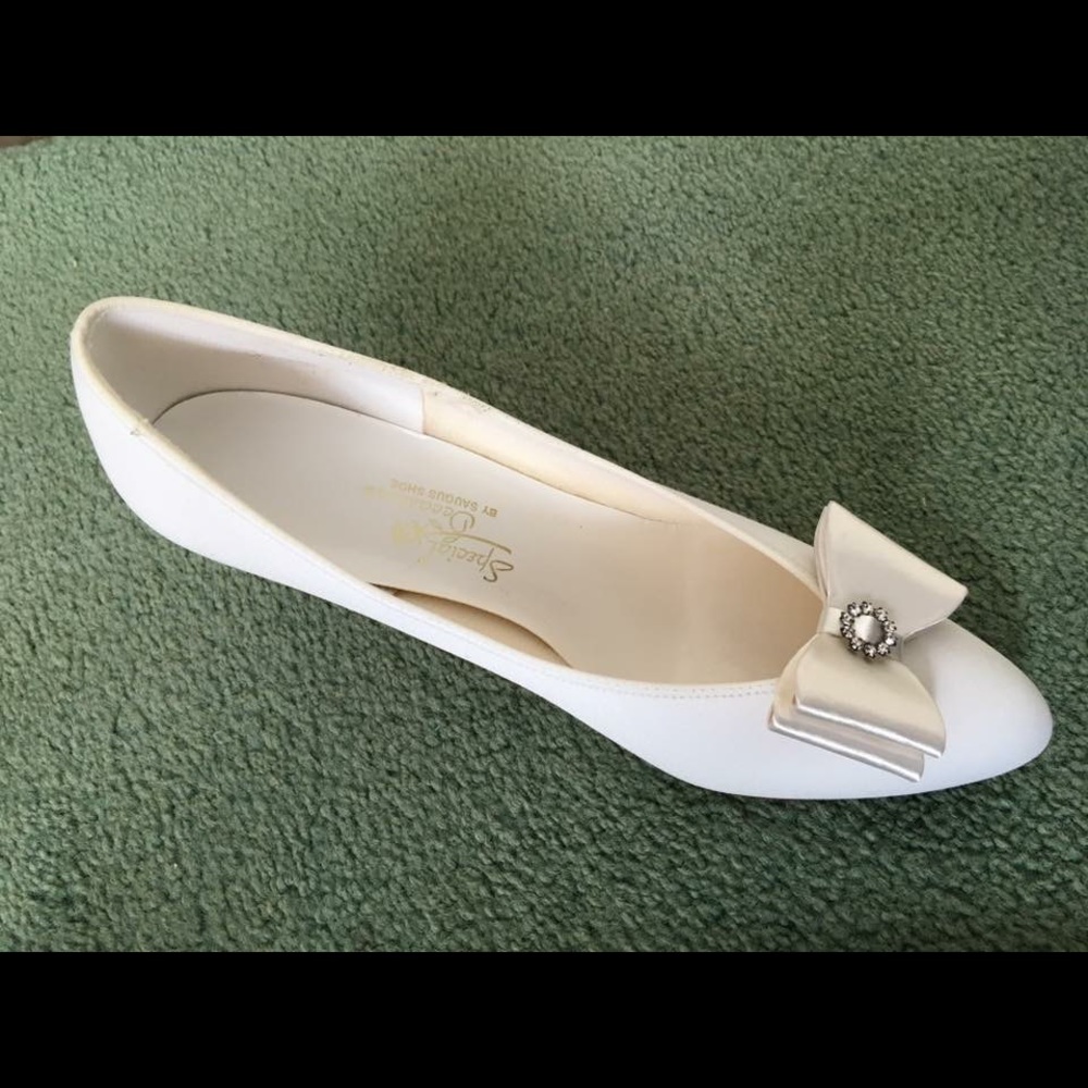 White silk shantung pumps with clip-on bows