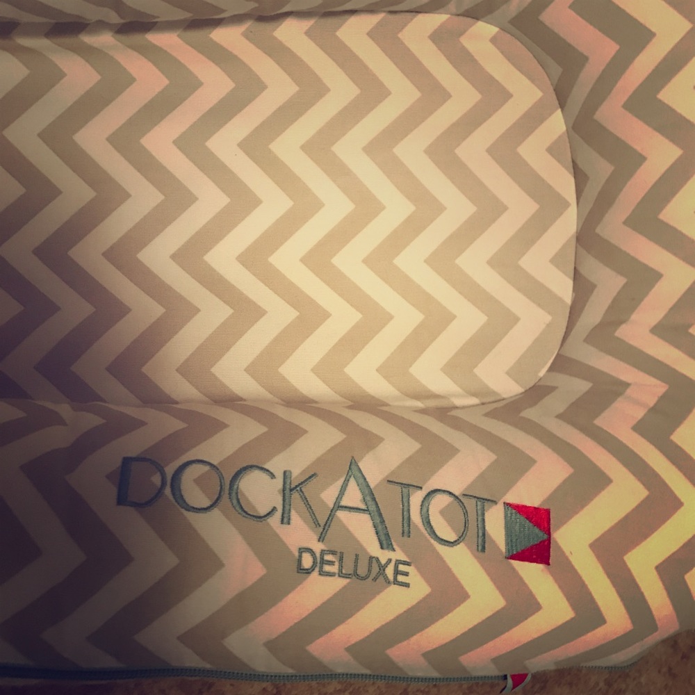 Dock-a-Tot Deluxe, Gray/White Chevron
