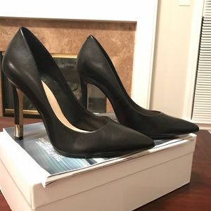 Guess leather pointed heels. Genuine leather.
