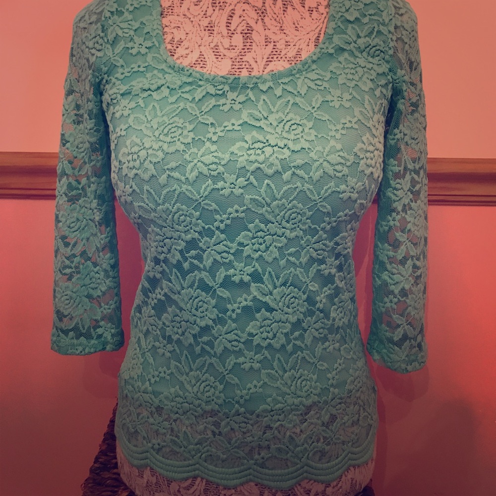 BUNDLE OF 2 LACE SCOOP NECK SHIRTS - Picture 2 of 3