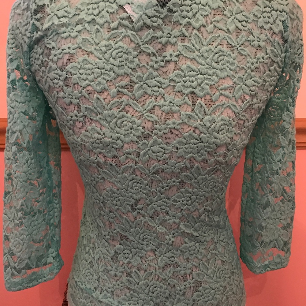 BUNDLE OF 2 LACE SCOOP NECK SHIRTS - Picture 3 of 3