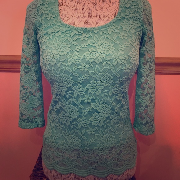 BUNDLE OF 2 LACE SCOOP NECK SHIRTS - Picture 2 of 3