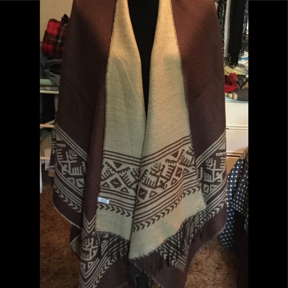 A Reversible Ruana ( Shawl, Cape, Kimono, Etc.) - Picture 2 of 4