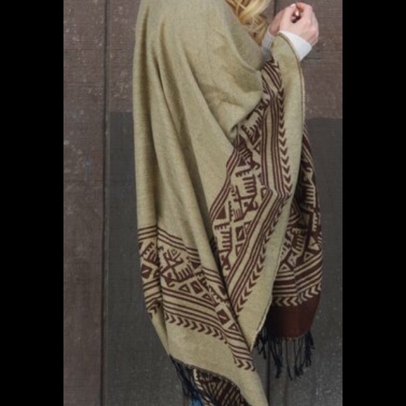 A Reversible Ruana ( Shawl, Cape, Kimono, Etc.) - Picture 4 of 4