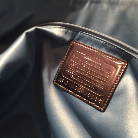 Holiday Coach Bundle-Tote & Wristlet Set! 🖤💙❤️ - Picture 7 of 8