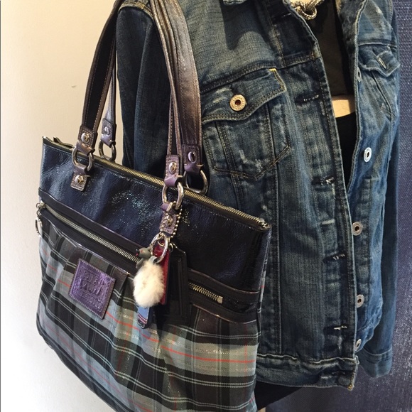 Holiday Coach Bundle-Tote & Wristlet Set! 🖤💙❤️ - Picture 8 of 8