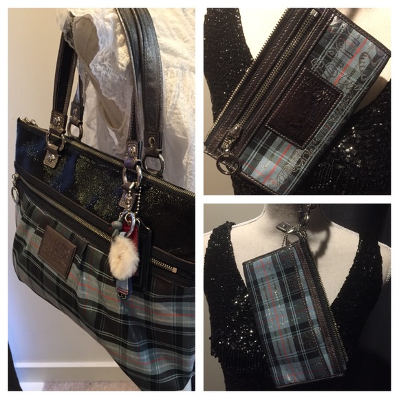 Holiday Coach Bundle-Tote & Wristlet Set! 🖤💙❤️ - Picture 3 of 8