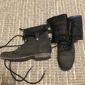 Black adjustable combat boots Black adjustable combat boots