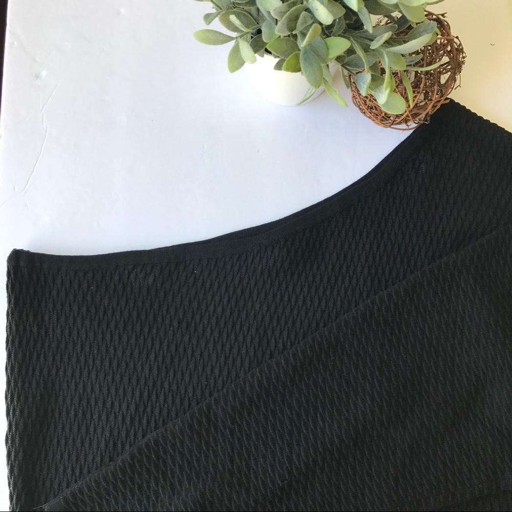 LANE BRYANT NWOT Womens Plus Size 18/20 Solid Black Textured 1 Sleeve Sweater - Picture 2 of 5