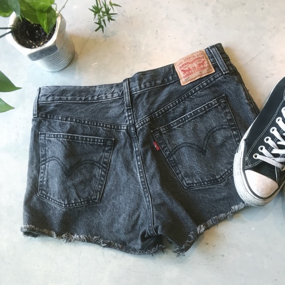 Levi's 501 black wash fray hem shorts women - Picture 1 of 4