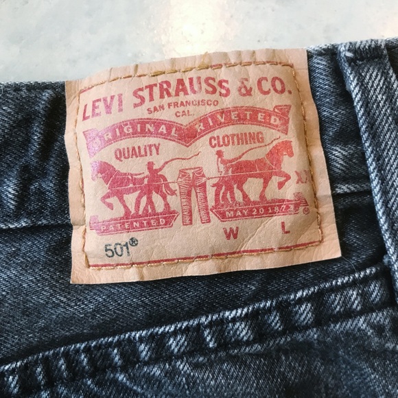 Levi's 501 black wash fray hem shorts women - Picture 3 of 4