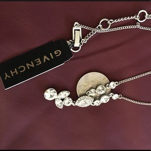 Stunning petite Authentic Givenchy crystal Zircone Stunning petite Authentic Givenchy crystal Zircone