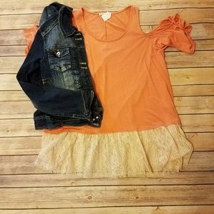Cold shoulder with lace trim