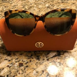 Tu7084 Tory Burch cat eye sunglasses & case