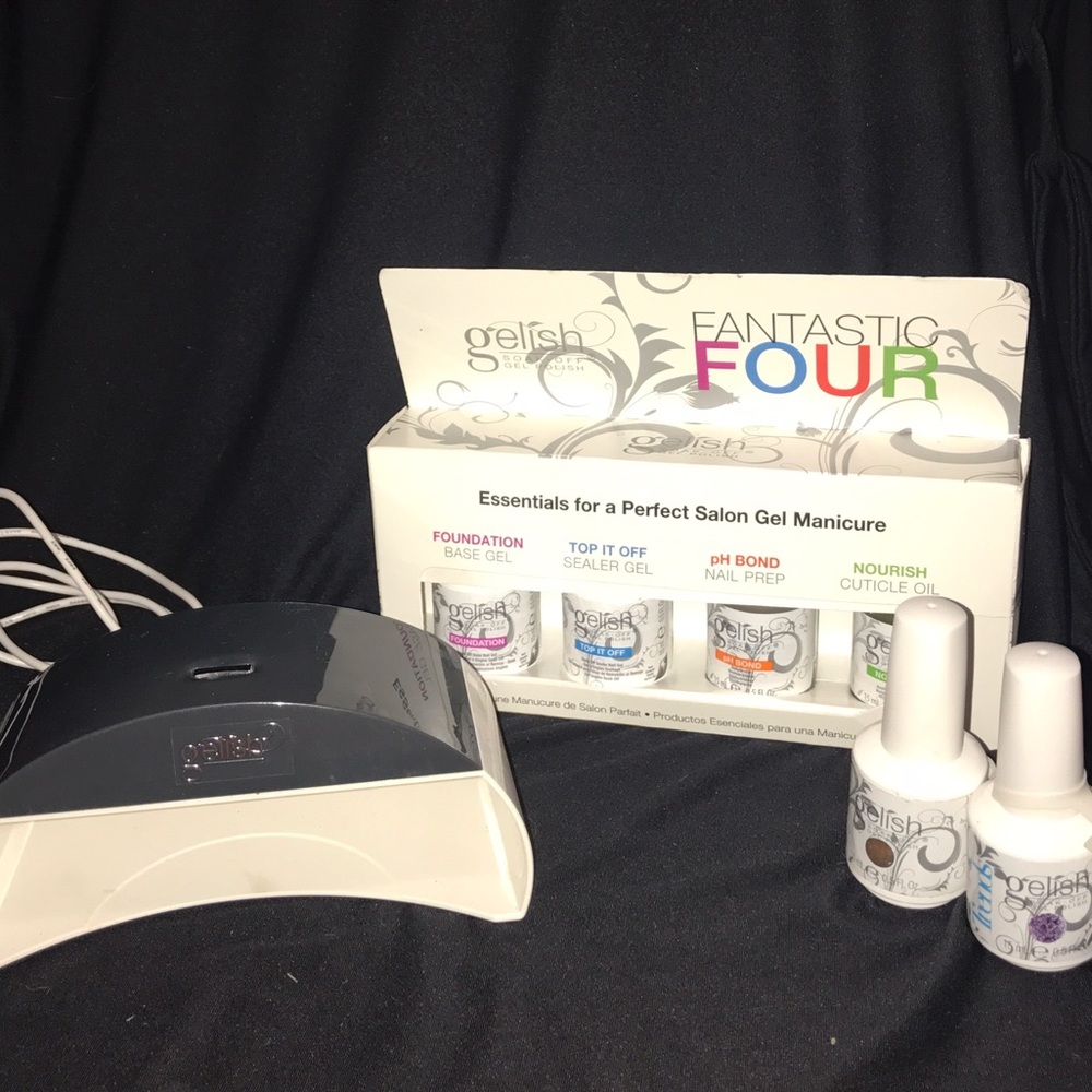 Gelish Gel Nail Kit includes: LED Light & Polishes