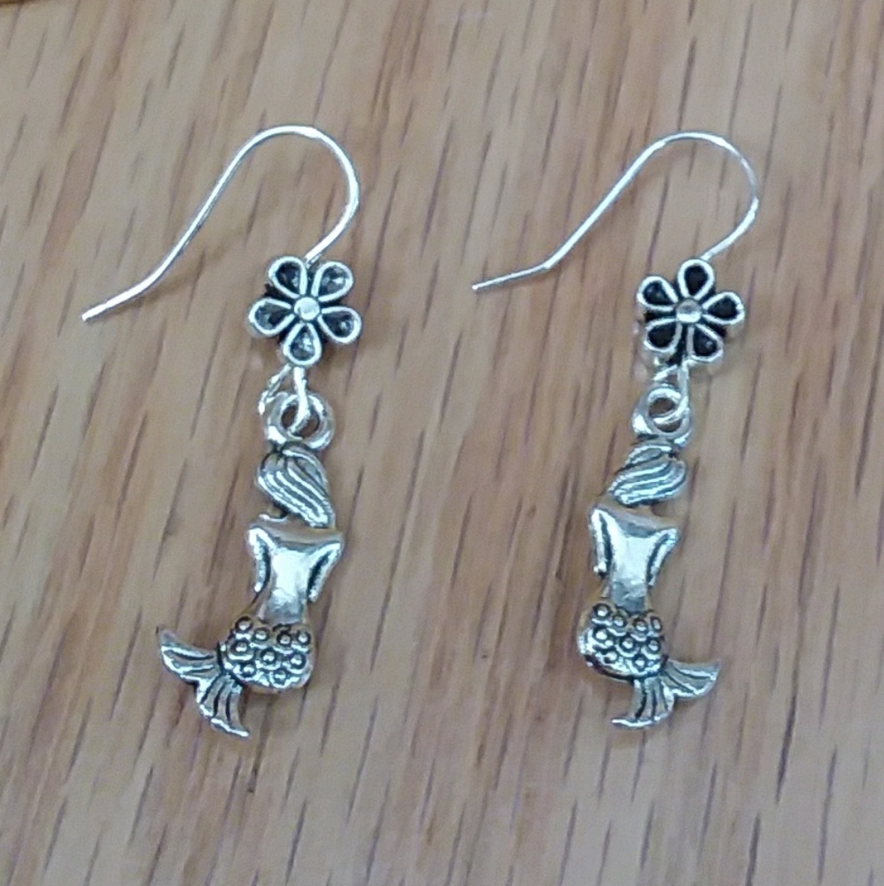 MERMAIDS UNITE. pretty little mermaid 🌹 dangle