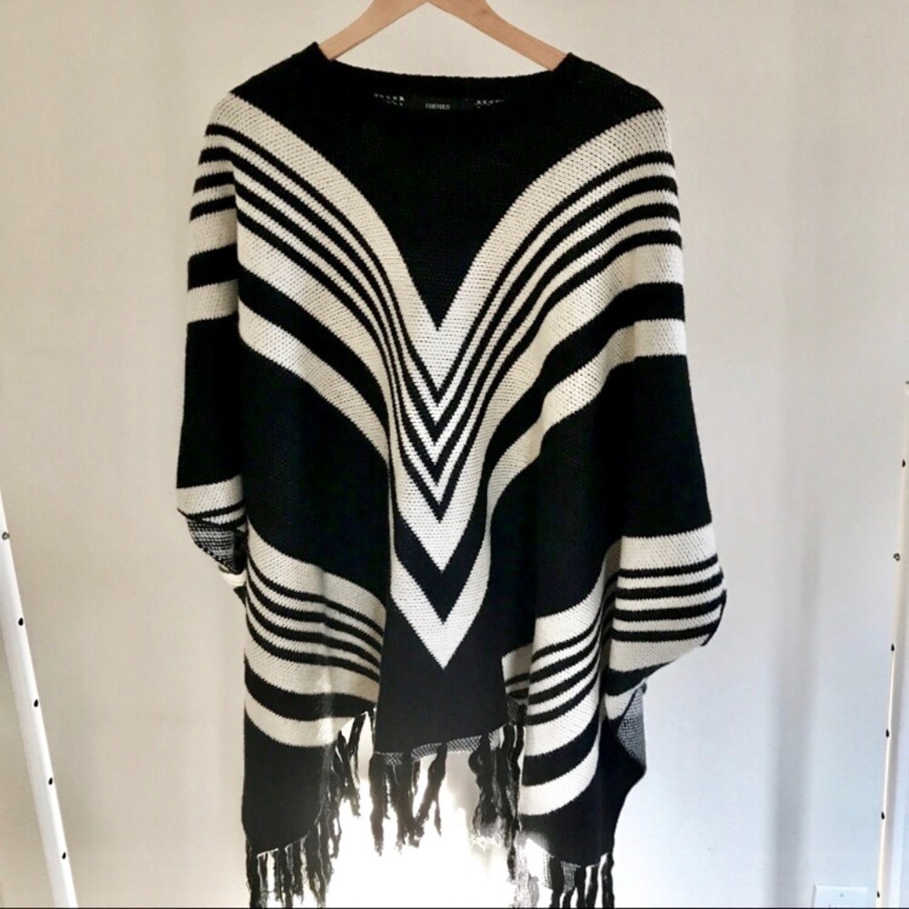 🔥ANY OFFER ACCEPTED🔥 Forever 21 B&W Knit Poncho