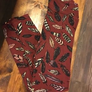 Funky fall feathers! Lula Roe OS leggings