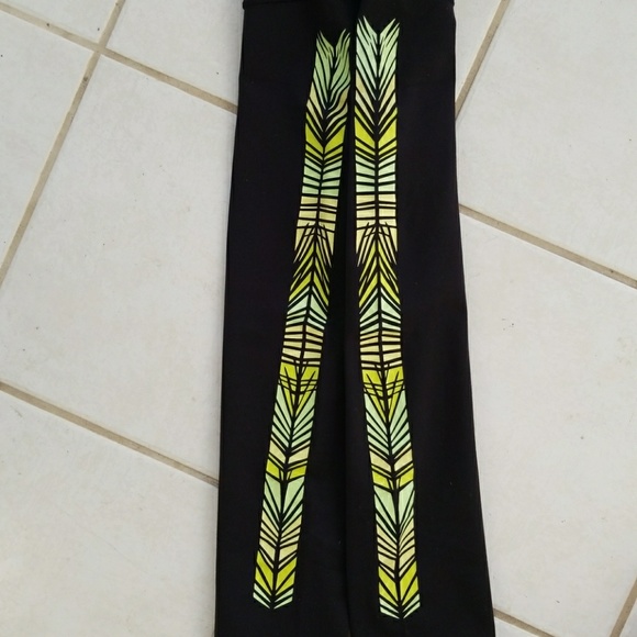 Wunder Under Crop Print Full-On Luon Blk/Green Tribal 4 - Picture 4 of 8