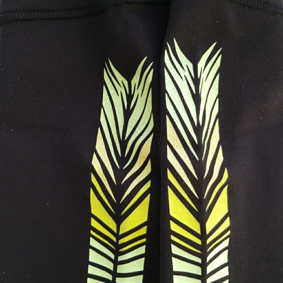 Wunder Under Crop Print Full-On Luon Blk/Green Tribal 4 - Picture 5 of 8