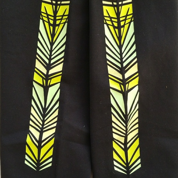 Wunder Under Crop Print Full-On Luon Blk/Green Tribal 4 - Picture 6 of 8
