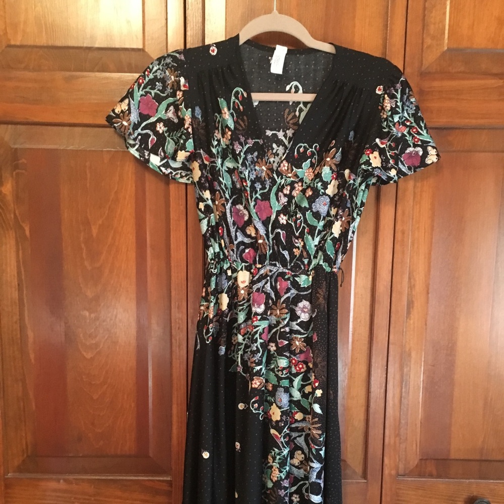 V neck cute, a-line floral black dress.