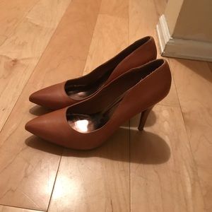 Steve Madden tan pumps