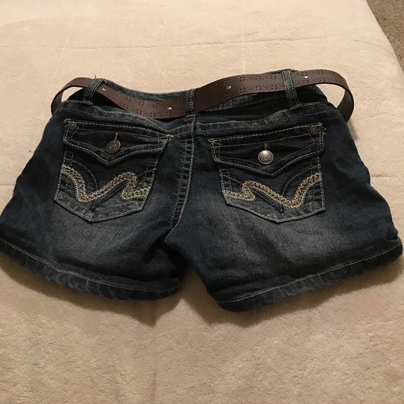 Jean shorts with belt - Picture 2 of 4