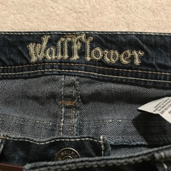 Jean shorts with belt - Picture 3 of 4