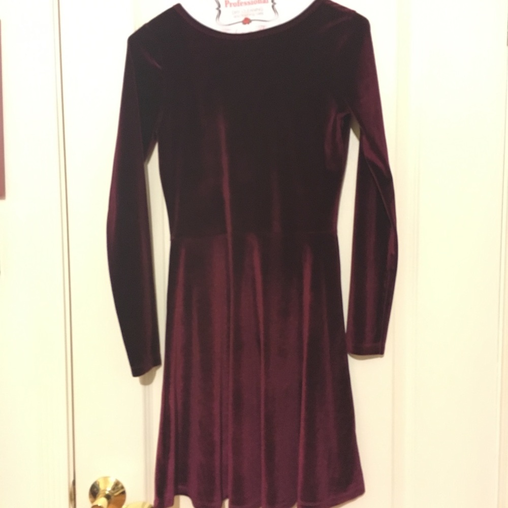 maroon velvet long sleeve dress