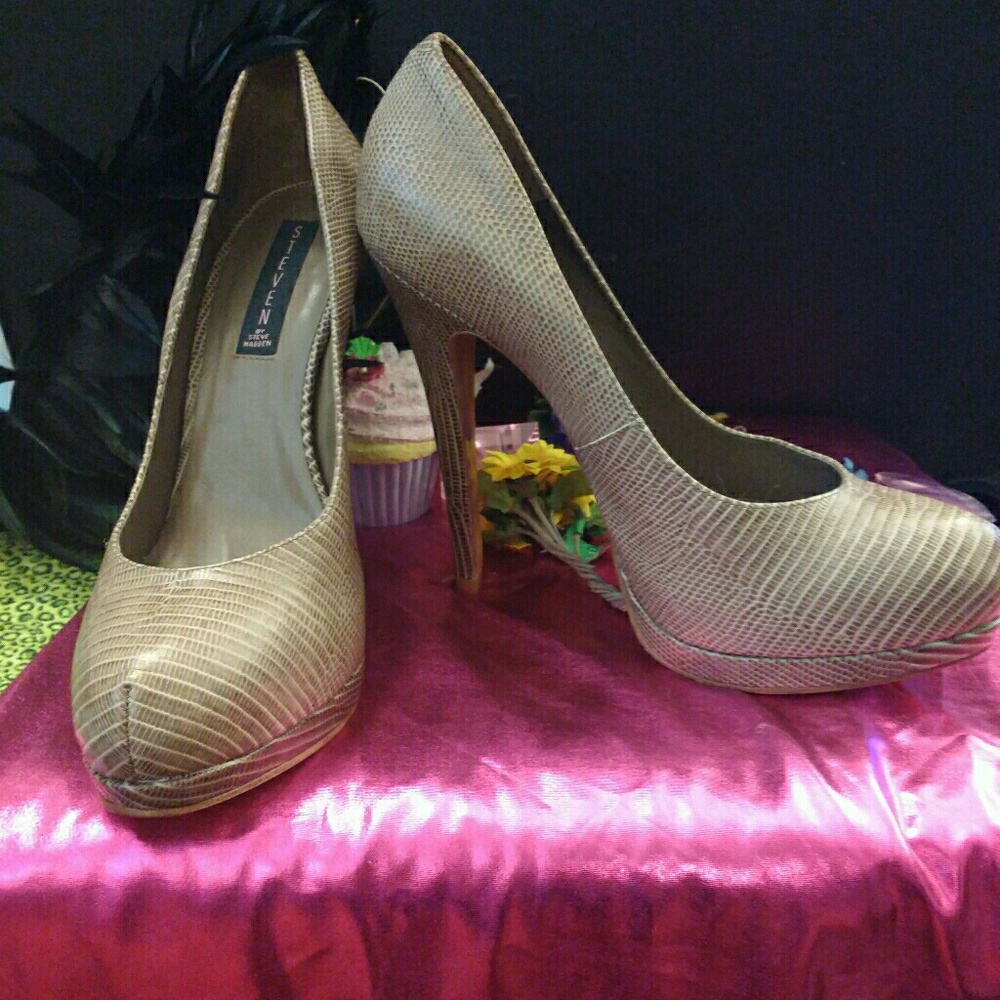 Steven by Steve Madden Taupe Slique leather heels