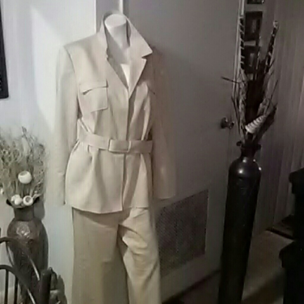 Tahari Two Piece Pants Suit